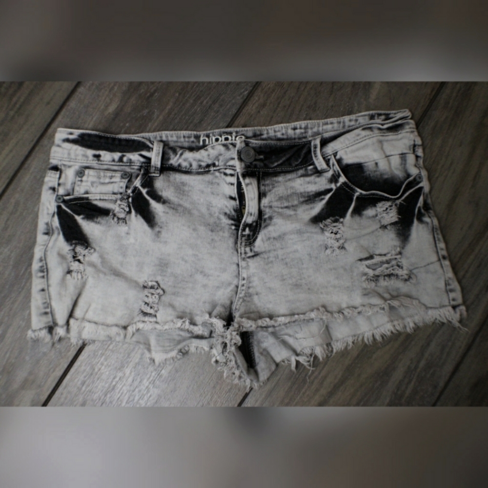 Hippie laundry white and black acid washed shorts